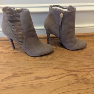 Nine West NWOT Ankle Booties Size 9 Tan Suede Leather Side Cutouts Zipper